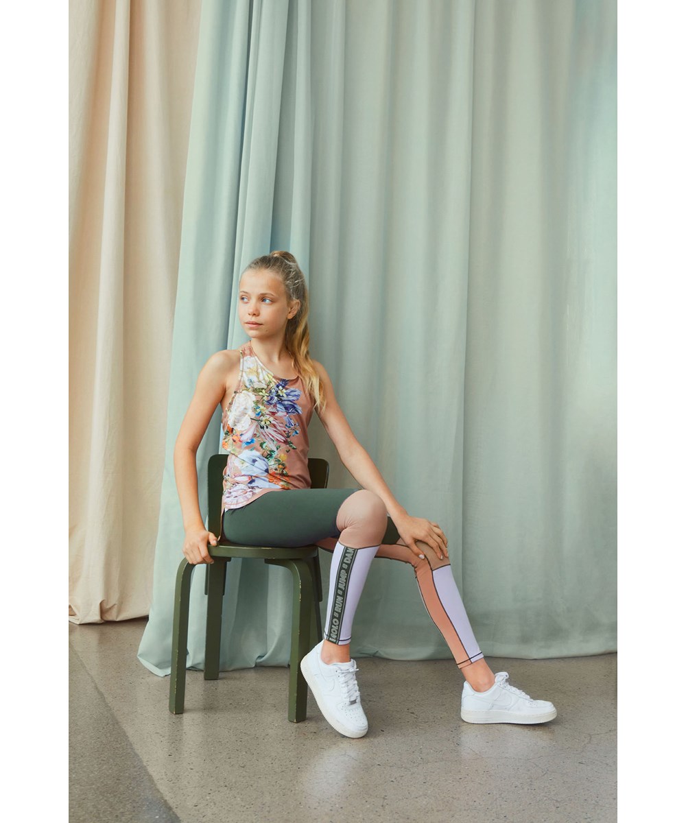 Olympia - Forest Block - leggings i grøn, beige og lyselilla med tekst