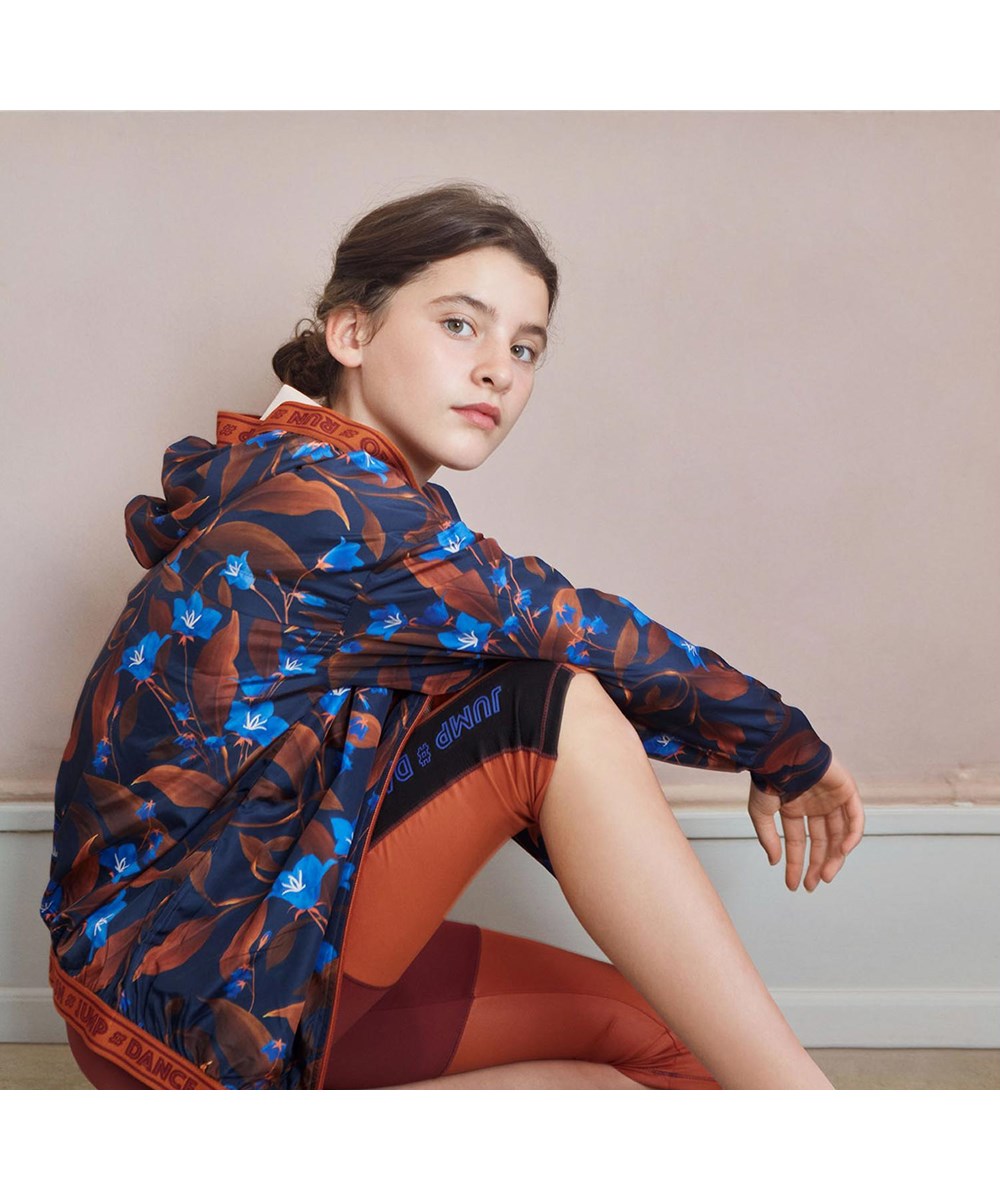 Orlaith - Block Autumn - Sport leggings i brun med tekst