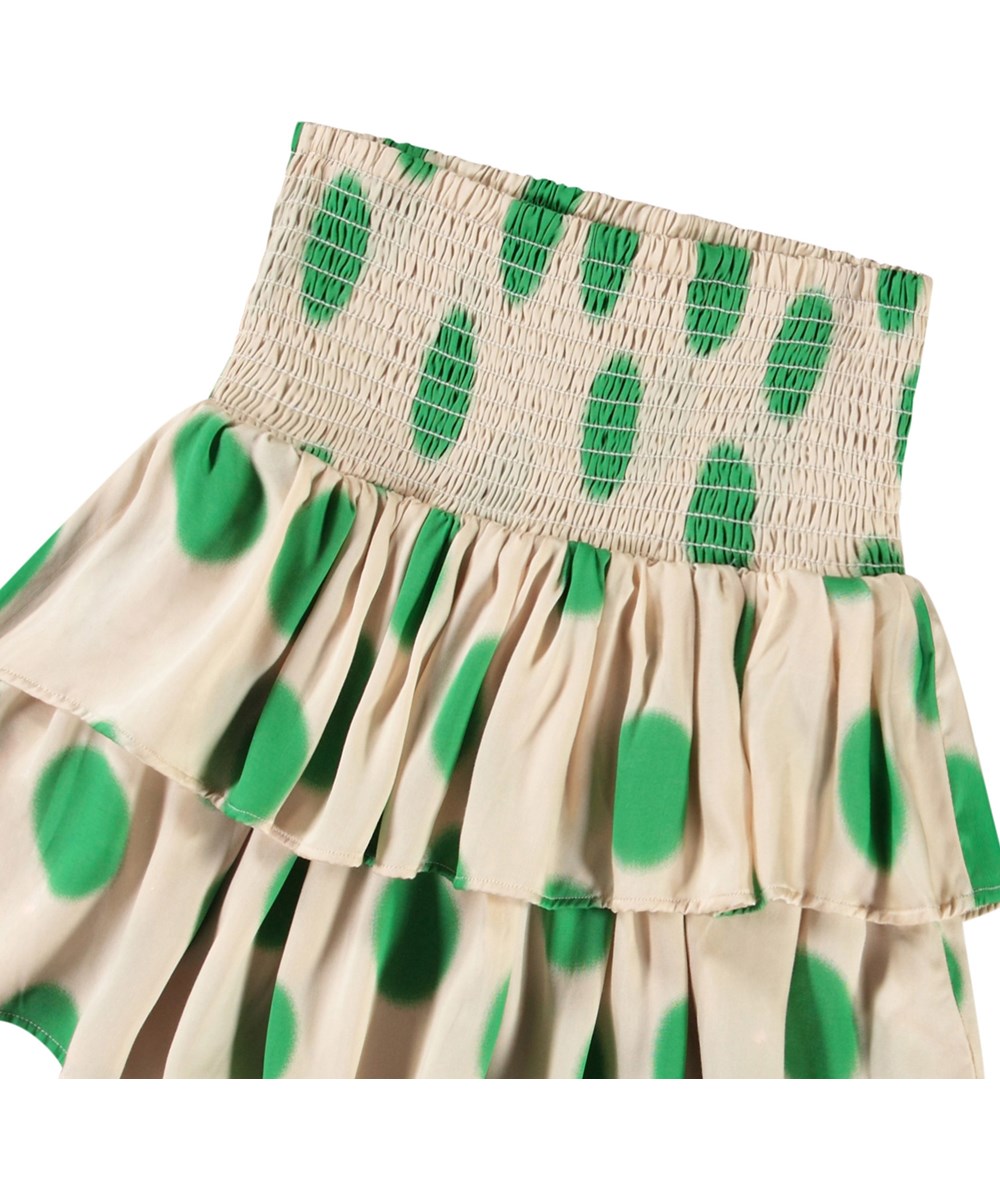 Bonita - Green Dots - Beige knælang nederdel med grønne pletter i økologisk bomuldschambrey i smock til børn.