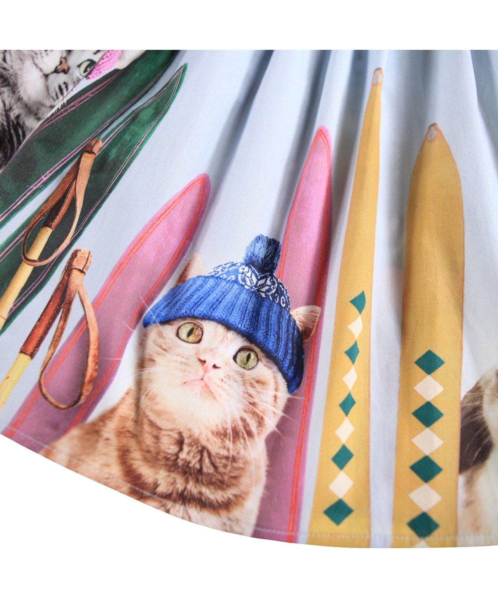 Bonnie - Going Skiing - Lyseblå knælang nederdel til børn i økologisk bomuld, med print af dyr på skitur.