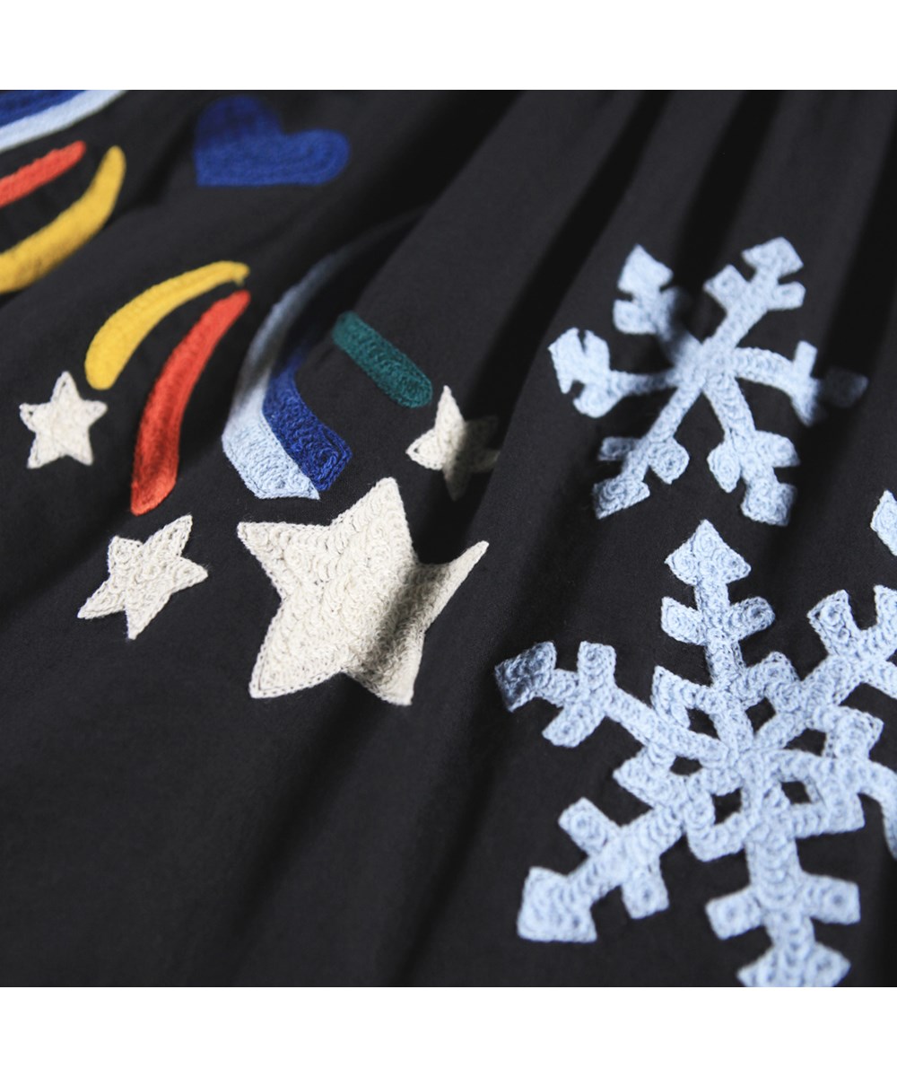 Brunhilda - Shooting Star - Sort knælang nederdel i økologisk bomuld, med broderi til børn. 