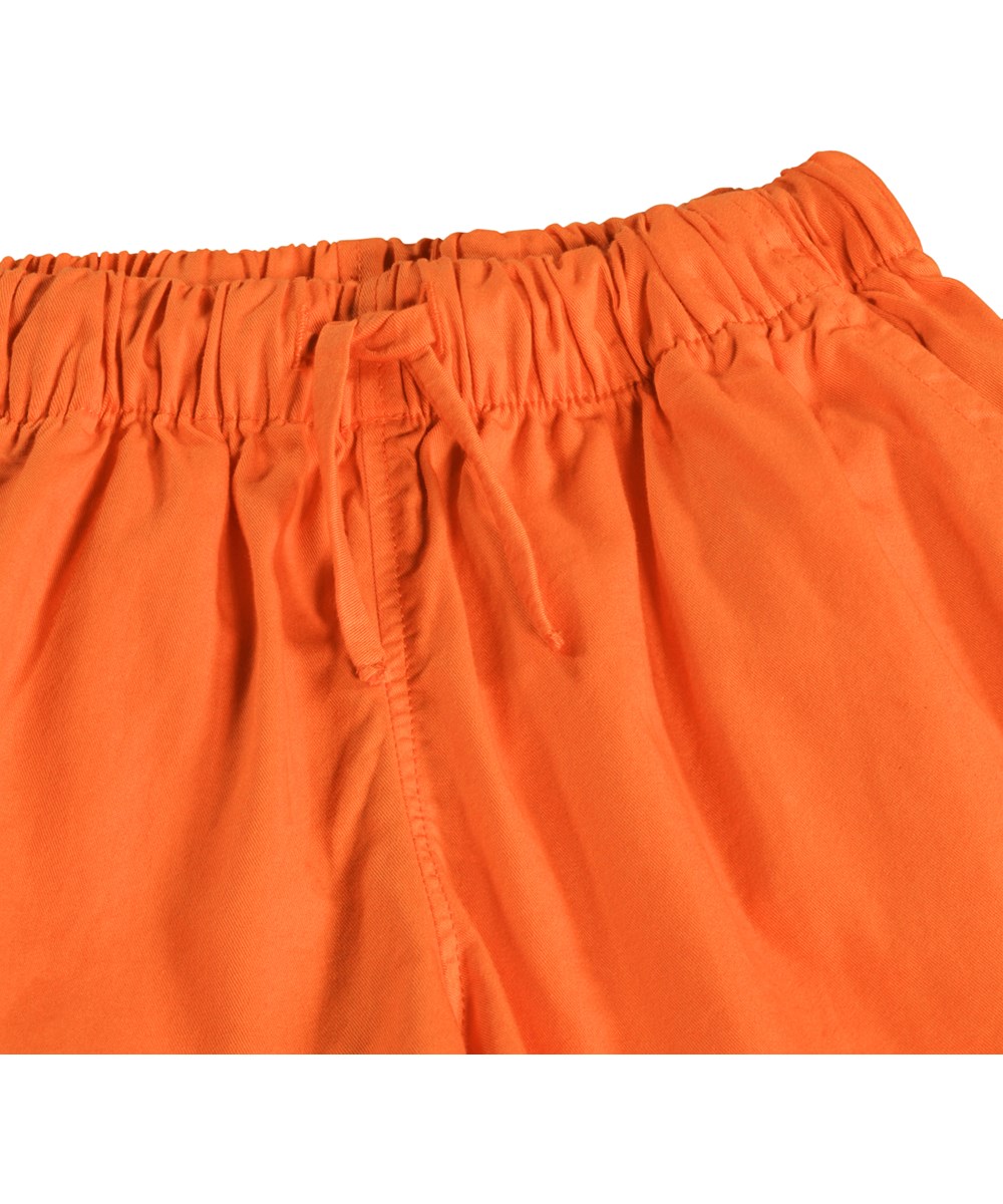 Addie - Love - Orange shorts i økologisk bomuld med bølgede kanter til børn.