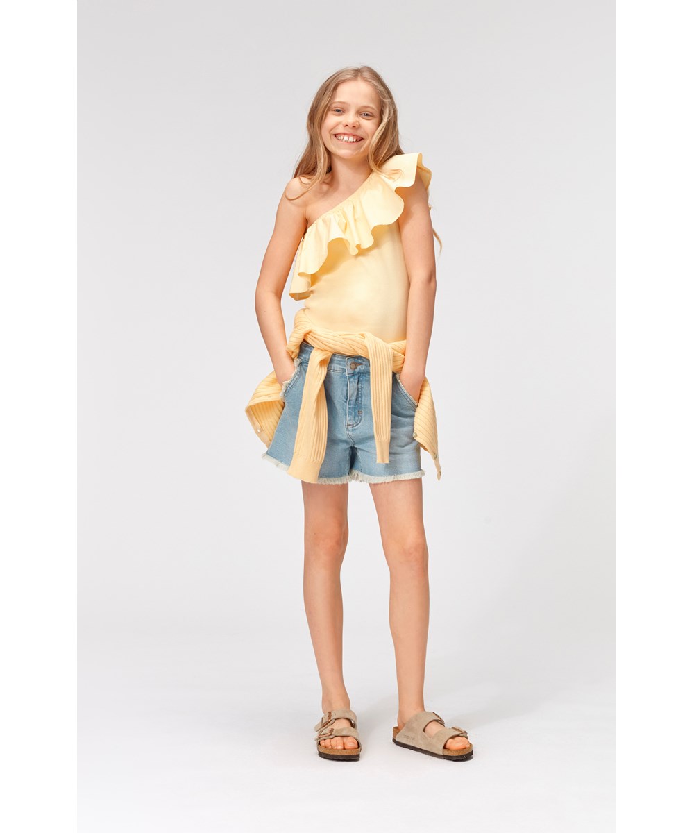 Alvira - Light Tinted Blue - Blå denim shorts med frynse detaljer