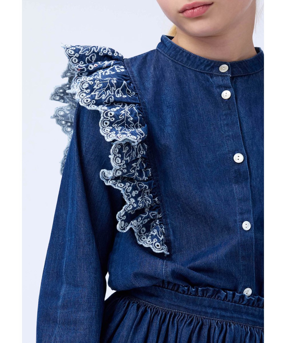 Raphaella - Oak Embroidery - Langærmet løs denim skjorte til børn i økologisk bomuld med hvidt broderi. 