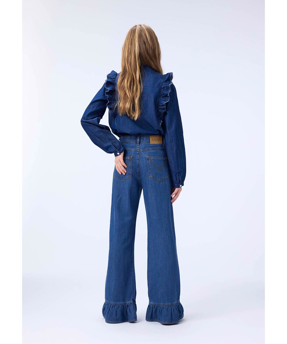 Raphaella - Washed Blue - Langærmet løs denim skjorte i økologisk bomuld til børn.