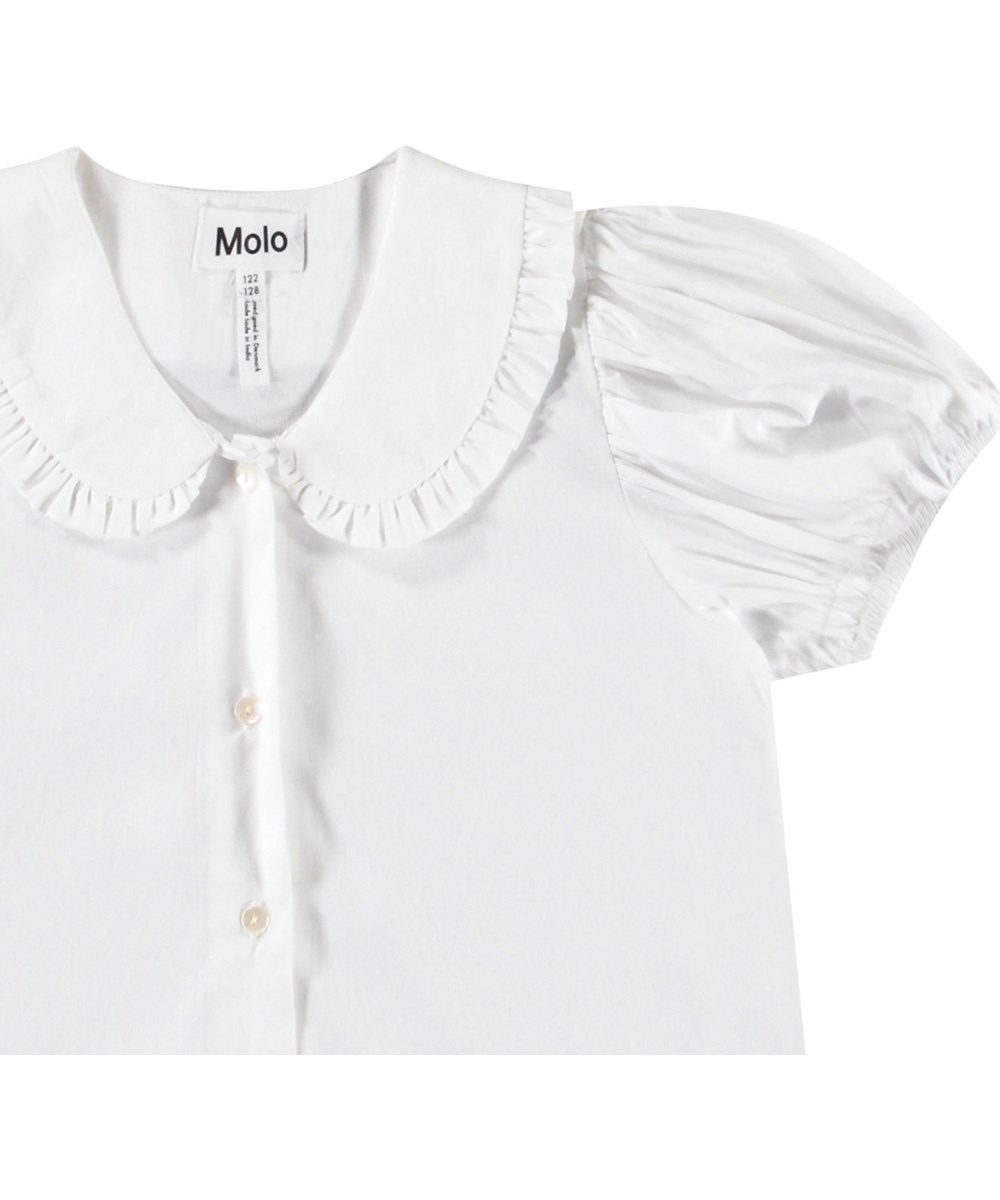 Rosabella - Crisp White - Hvid skjorte t-shirt i blødt viskose med krave og flæse detalje.
