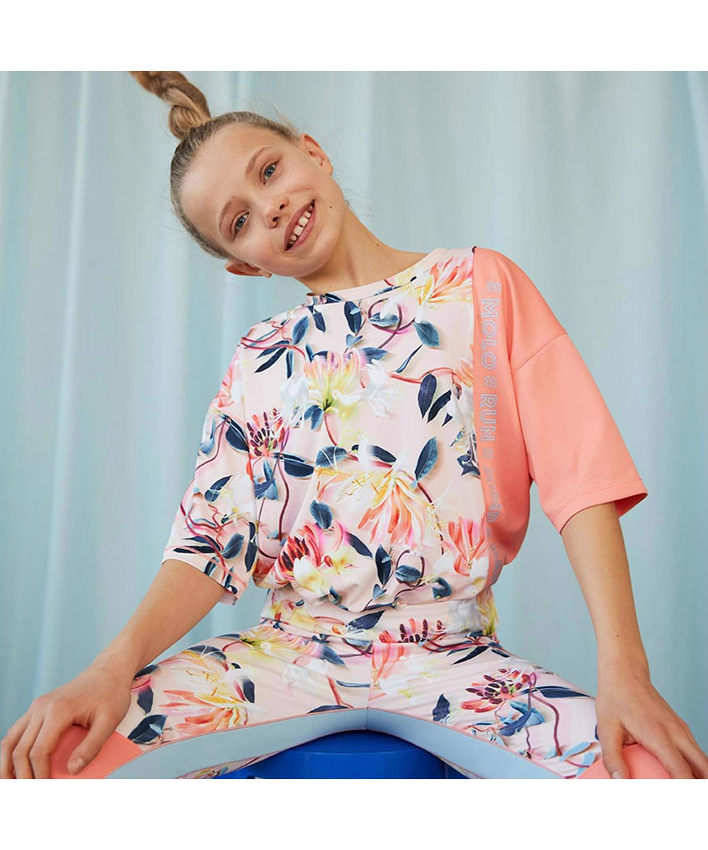Odessa - Motion Flower - Løs rosa t-shirt med blomsterprint til sport