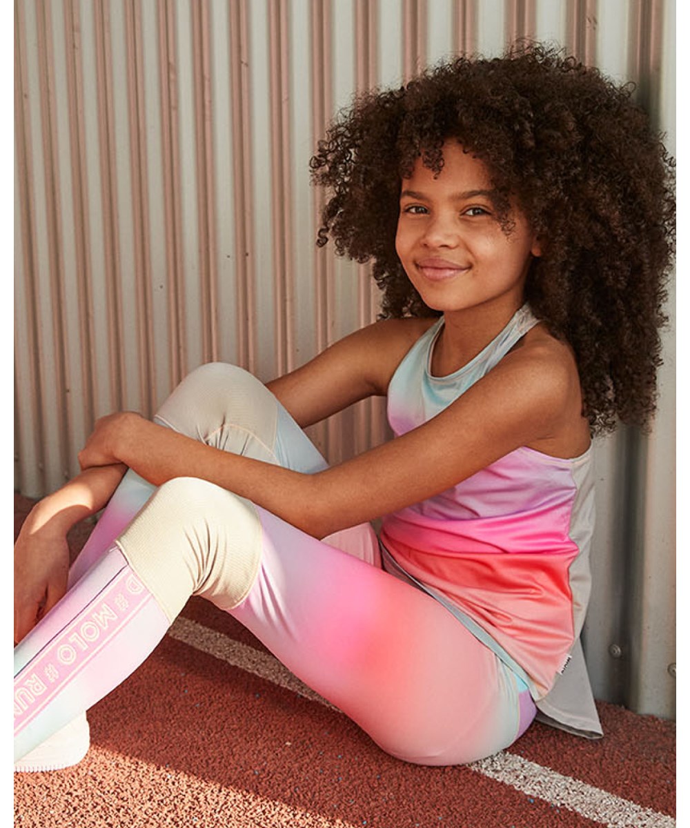 Oriana - Misty Stripe - Sportstop med pastelfarvet regnbueprint