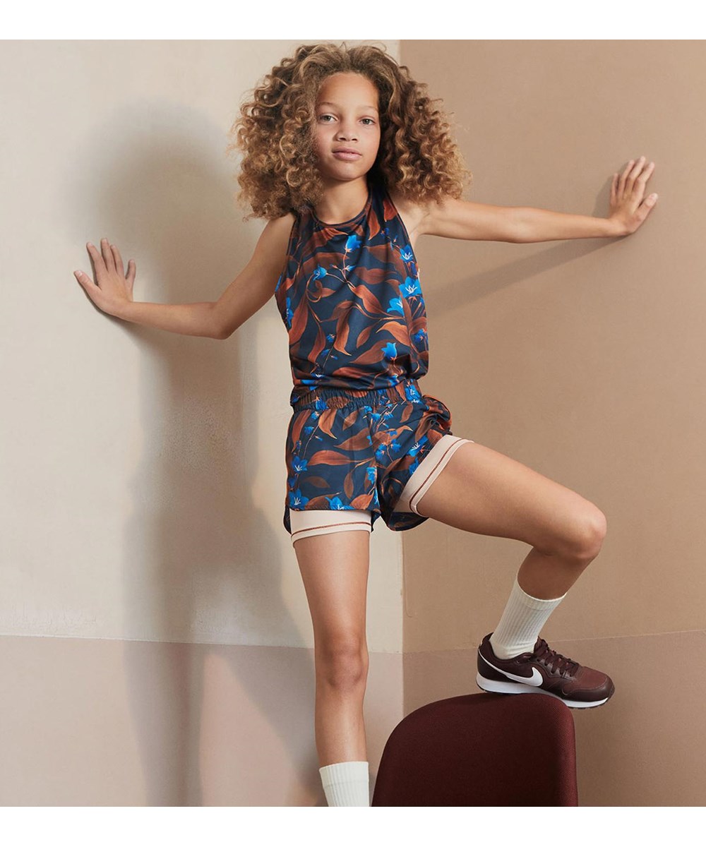 Oriana - Night Bloom_Big - Sportstop med blå og brune blomster print