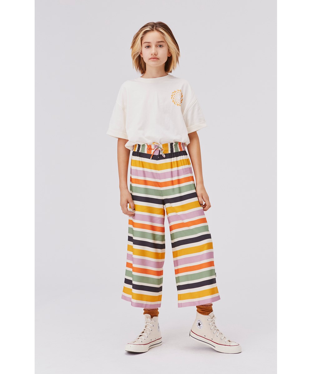 Rachelle - Pearled Ivory - Økologisk lysegul t-shirt med good vibes