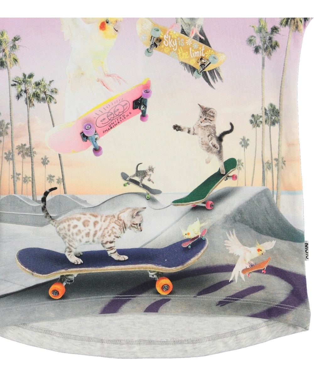 Ragnhilde - Rollin Birds - Økologisk lilla t-shirt med fugle og skateboards