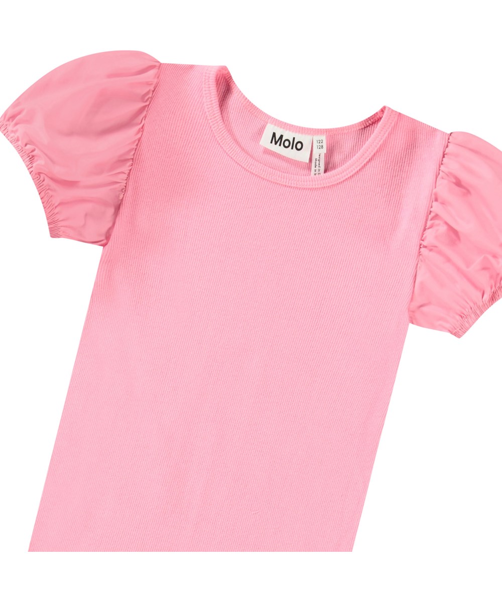 Raluca - Pink Lemonade - Lyserød tætsiddende t-shirt til børn i blødt økologisk bomulds rib med rund hals og pufærme