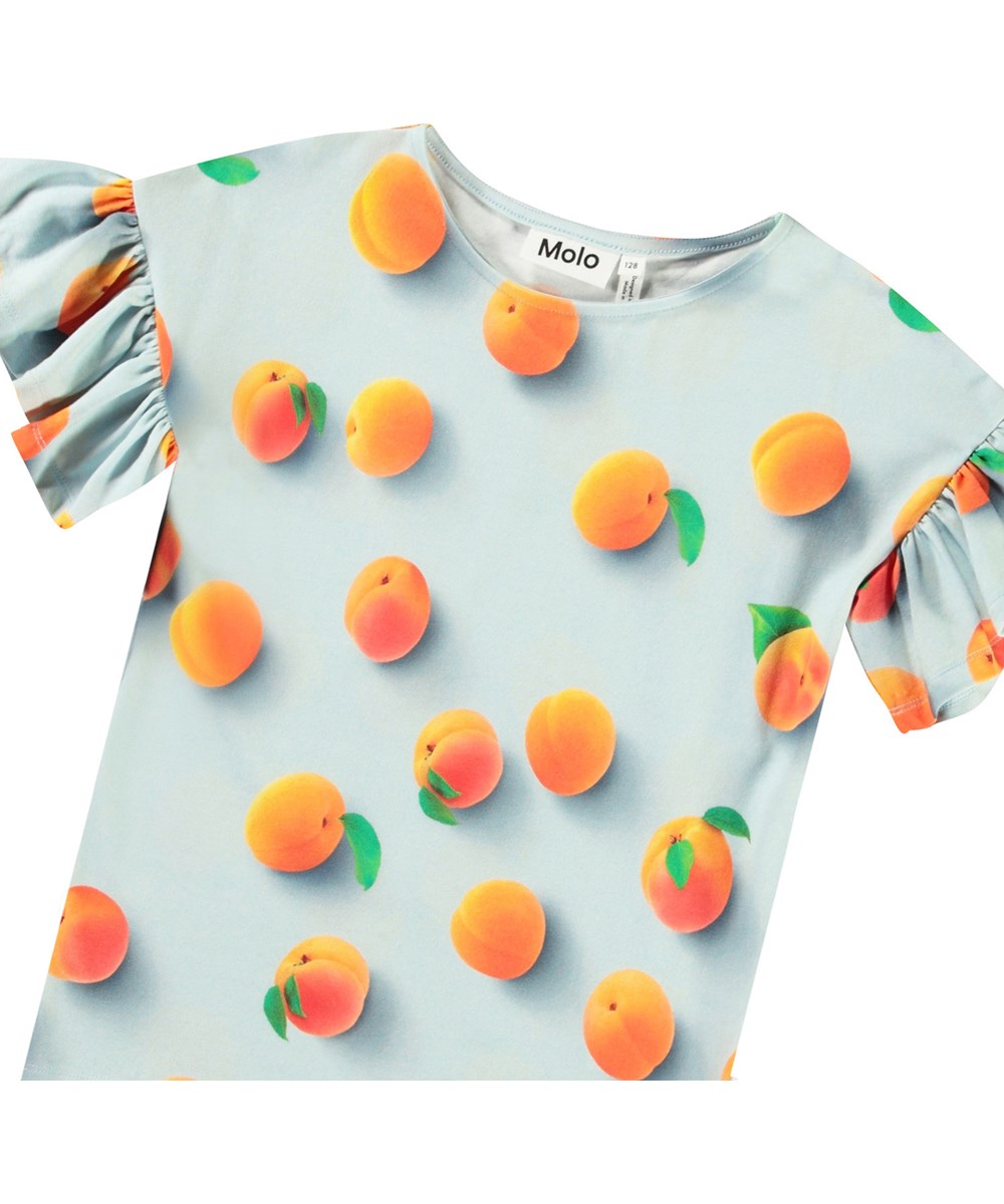 Rayah - Fresh Apricots - Lyseblå økologisk bomulds t-shirt til børn med rund hals og flæseærmer.