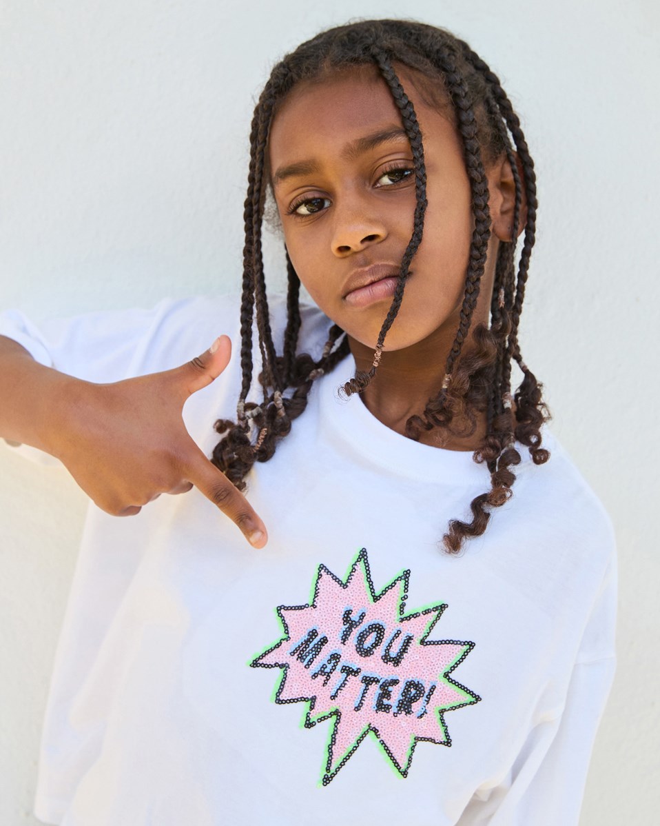 Reinette - You Glitter - Hvid t-shirt med pallietbroderi til børn i blødt økologisk bomuld og ribkant i halsen.