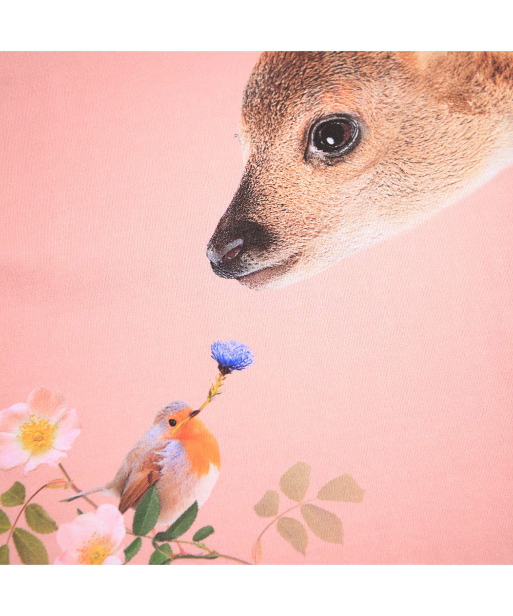 Reniza - Flower Gift - Lyserød langærmet bluse til børn i blødt økologisk bomuld med ribkant i ærmer og hals med print af et dådyr og en lille fugl der møder hinanden.