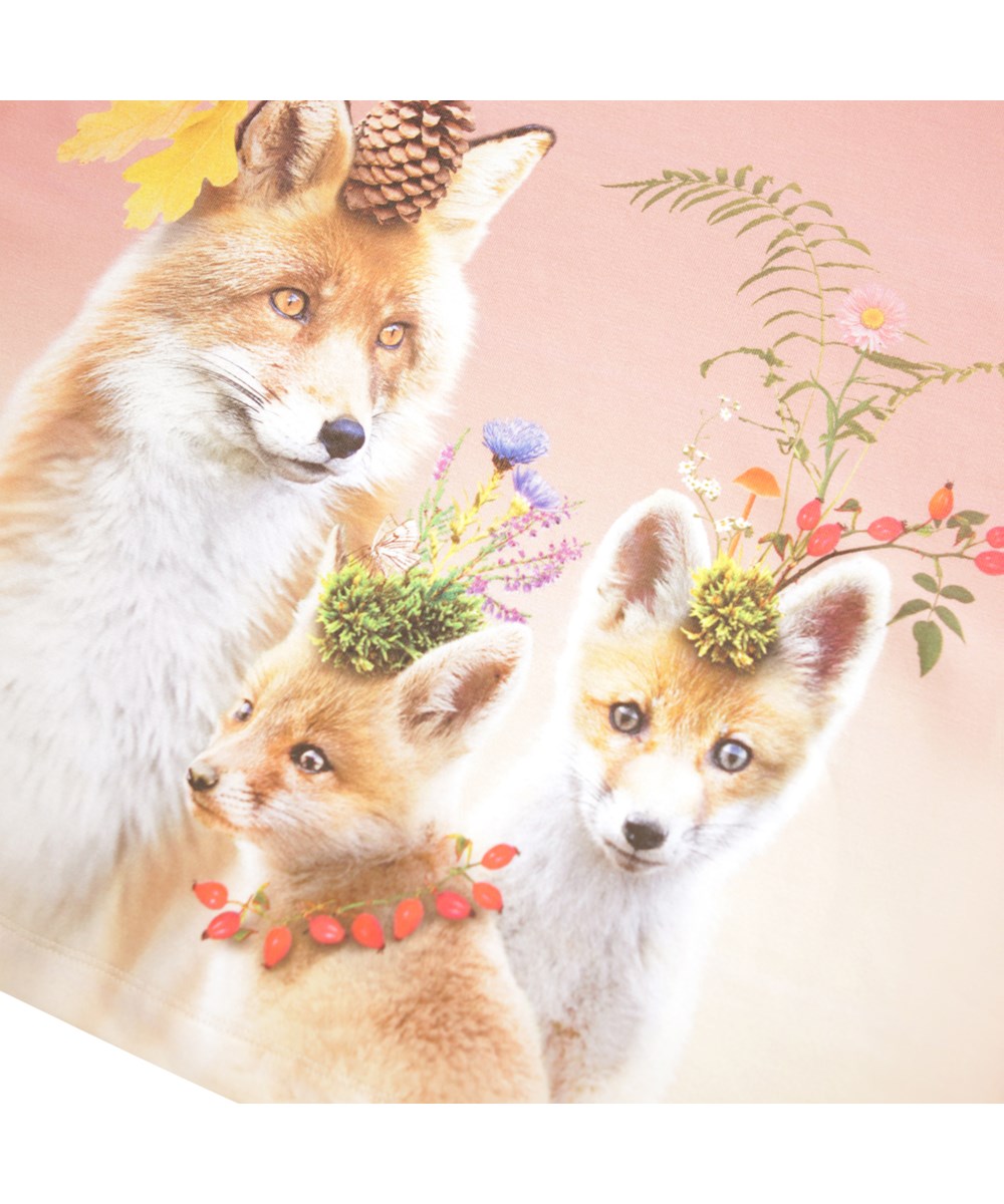 Reniza - Nature Glam - Lyserød langærmet bluse til børn i blødt økologisk bomuld med ribkant i ærmer og hals med print af ræve.