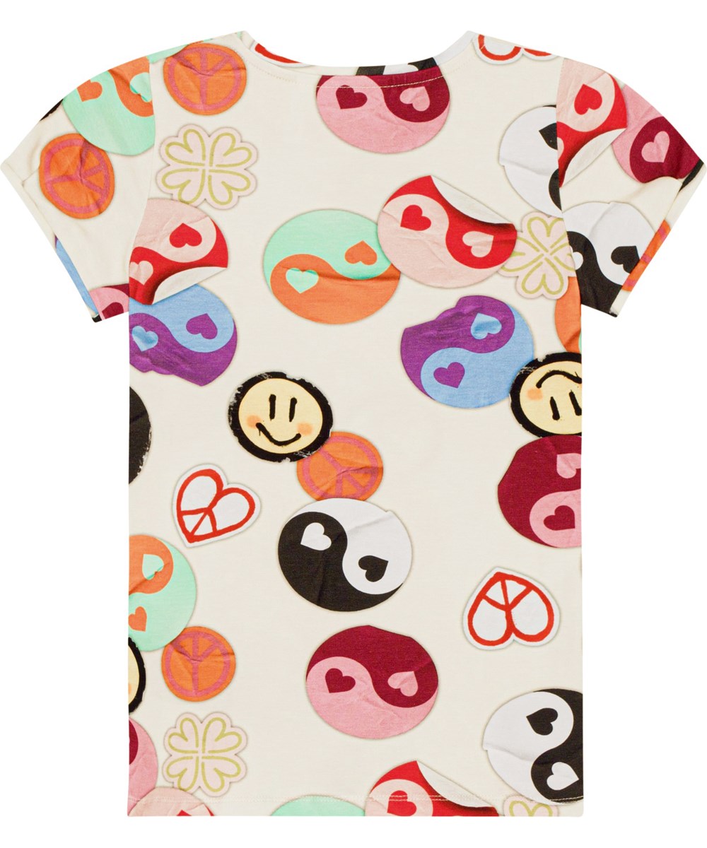 Rimona - Yin Yang - Hvid t-shirt i økologisk bomuld med et multifarvet alloverprint af Yin og Yang klistermærker.