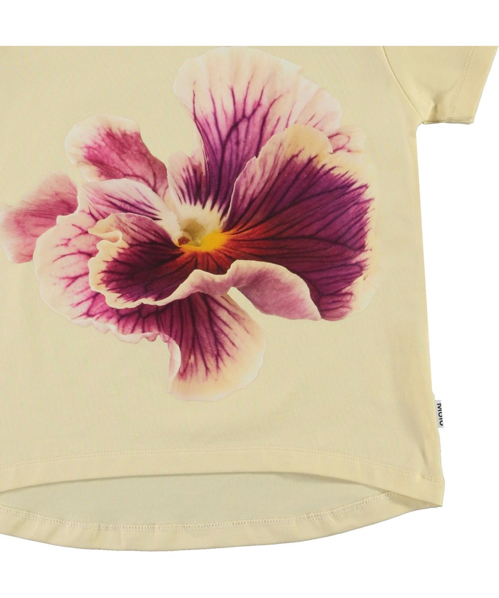 Risha - One Pansy - Gul t-shirt med blomster print