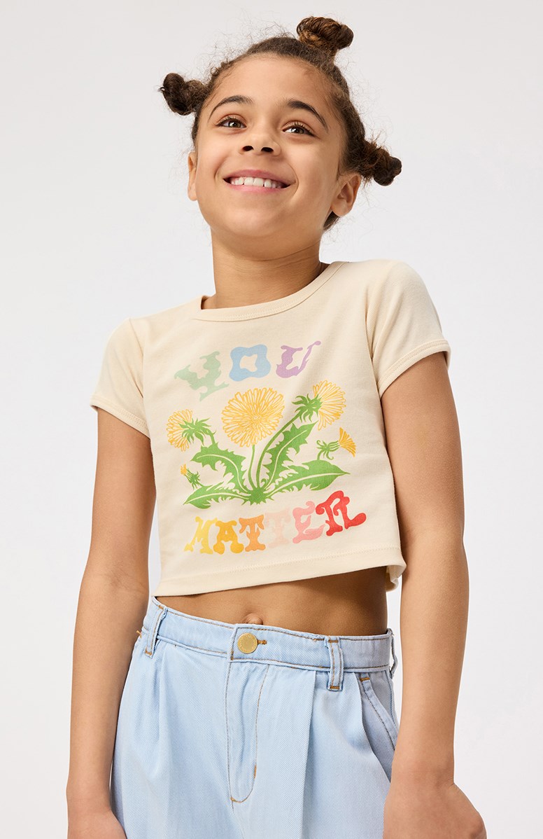 Rizzo - You Matter Multi - Beige cropped t-shirt i økologisk bomuld med rund hals og ribkanter.