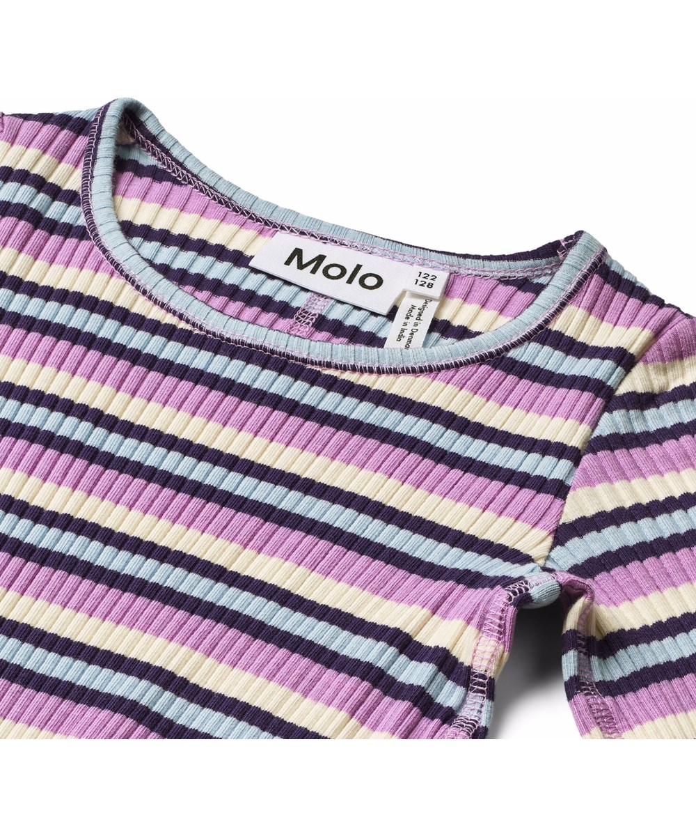 Rochelle - Cosmic Stripe - Langærmet stribet bluse til børn i strækbart økologisk bomuldsrib med en tætsiddende pasform, rund halsudskæring, rå kanter ved begge ærmer med tommelfingerhuller.