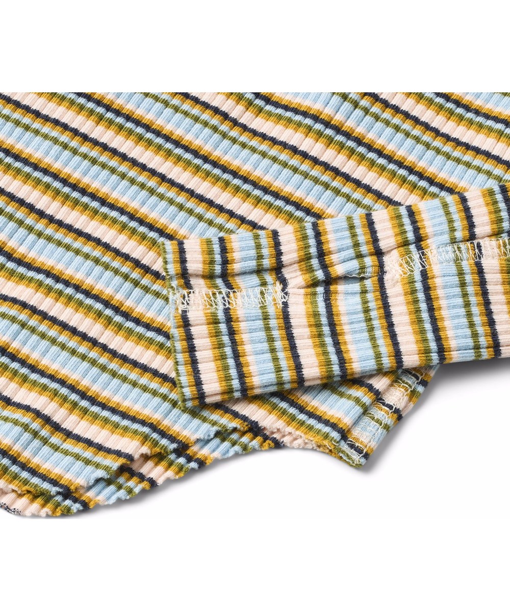 Rochelle - Forest Stripe - Langærmet stribet bluse til børn i strækbart økologisk bomuldsrib med en tætsiddende pasform, rund halsudskæring, rå kanter ved begge ærmer med tommelfingerhuller.