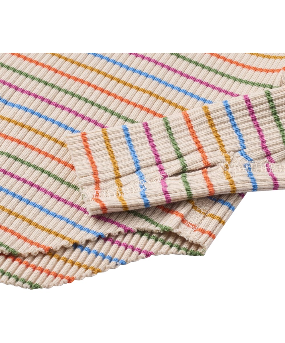 Rochelle - Sand Rainbow - Stribet langærmet bluse i økologisk bomuldsrib til børn