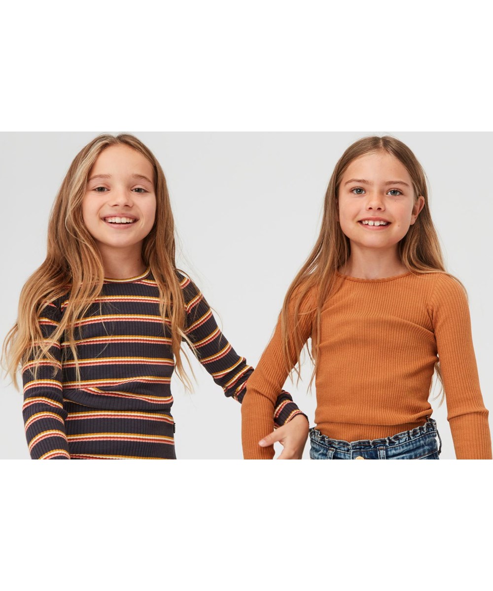 Rochelle - Purple Night Stripe - Økologisk brun rib bluse med striber