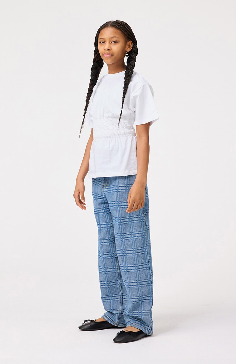 Ronalda - Crisp White - Hvid t-shirt til børn i økologisk bomuld med korte ærmer, ribkant i hals og smock-effekt.