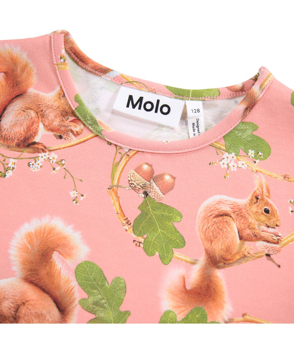 Rose - Squirrel Forest - Lyserød langærmet bluse til børn i økologisk bomuld med rund hals og kantbåd.