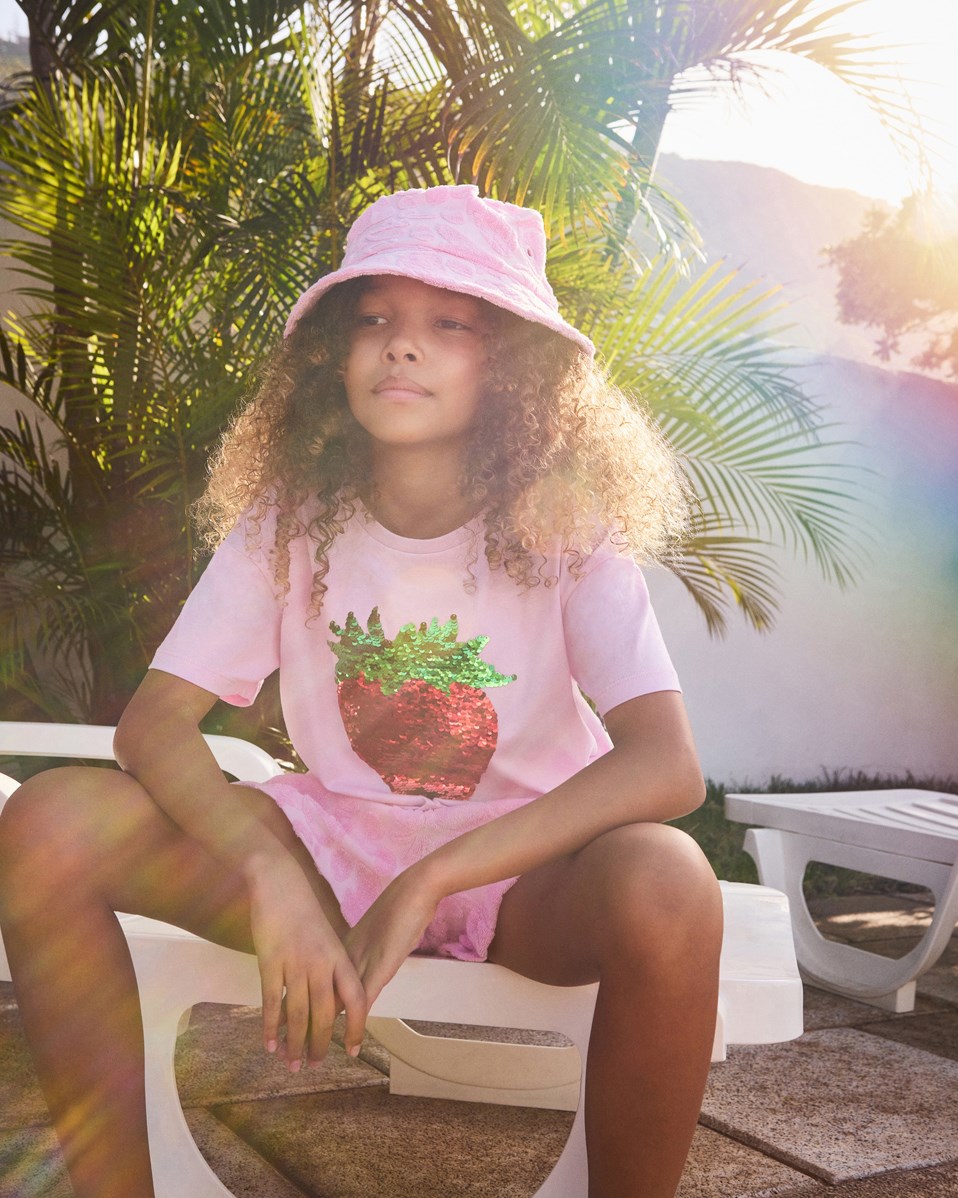 Roseanna - Glitter Strawberry - Oversize lyserød t-shirt til børn i økologisk bomuld med ribkant i halsen og vendbart pallietjordbær på fronten