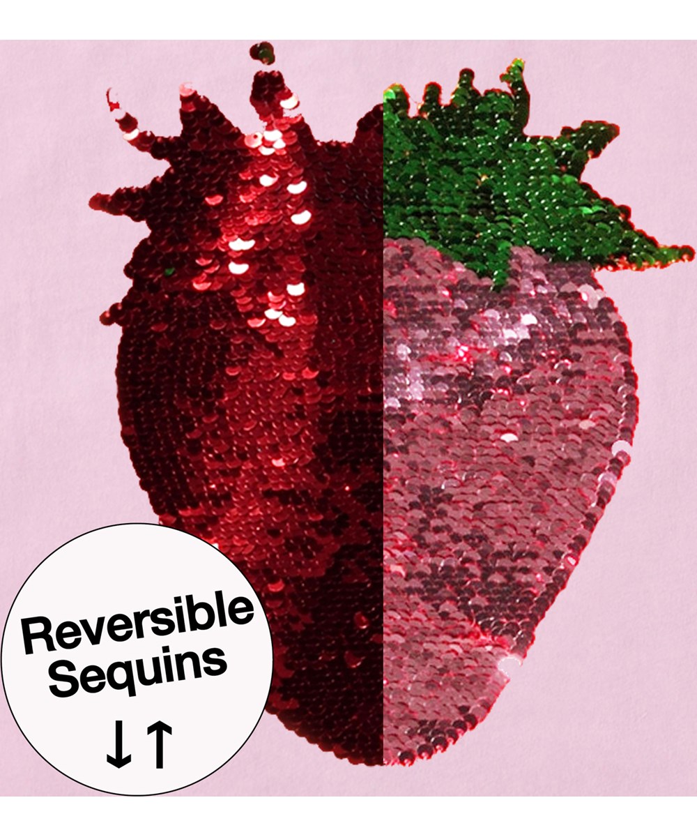 Roseanna - Glitter Strawberry - Oversize lyserød t-shirt til børn i økologisk bomuld med ribkant i halsen og vendbart pallietjordbær på fronten