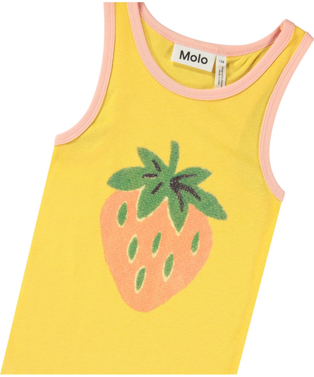 Rosie - Peach Strawberry - Gul tætsiddende tanktop til børn i økologisk bomuld med lyserøde kantbånd langs hals og ærmegab