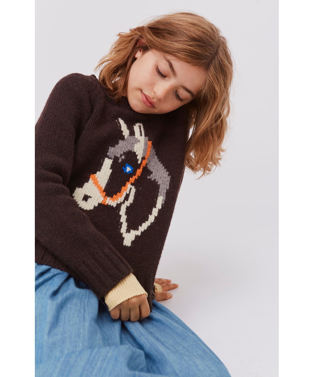 Gaia - My Horse - Mørkebrun strikbluse med hest