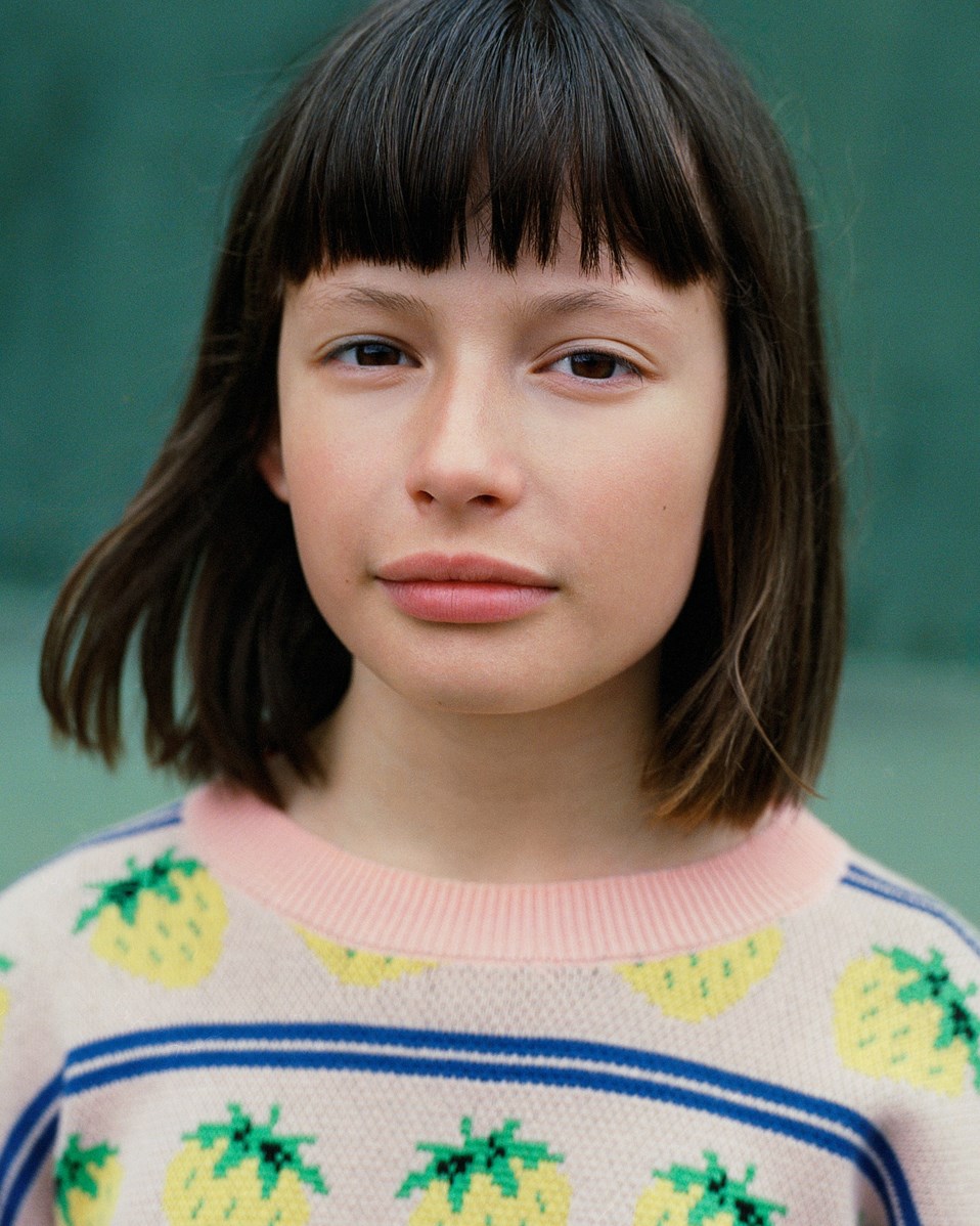 Gerrie - Nature Fruits - Lyserød sweater til børn i en blød bomuldsstrik med gule jordbær.