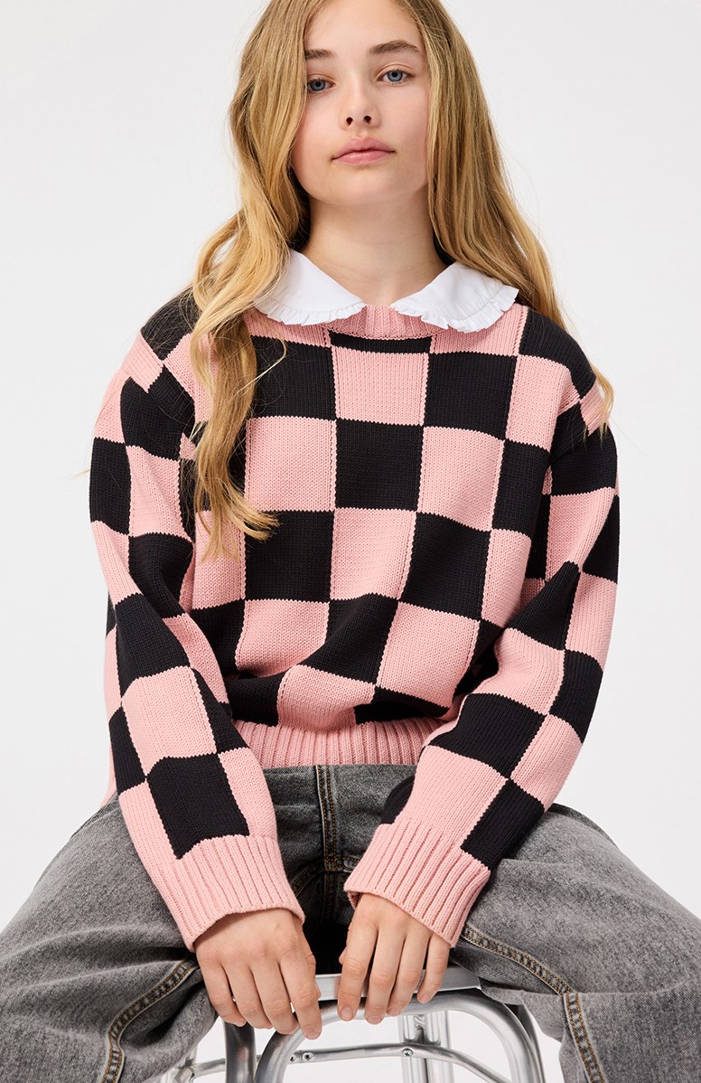 Gertina - Black Rose Check - Sort og lyserød ternet sweater til børn i en blød bomuldsstrik.