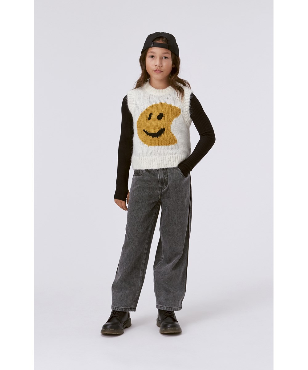 Gertrude - Fast Smile - Hvid strikvest med smilende ansigt