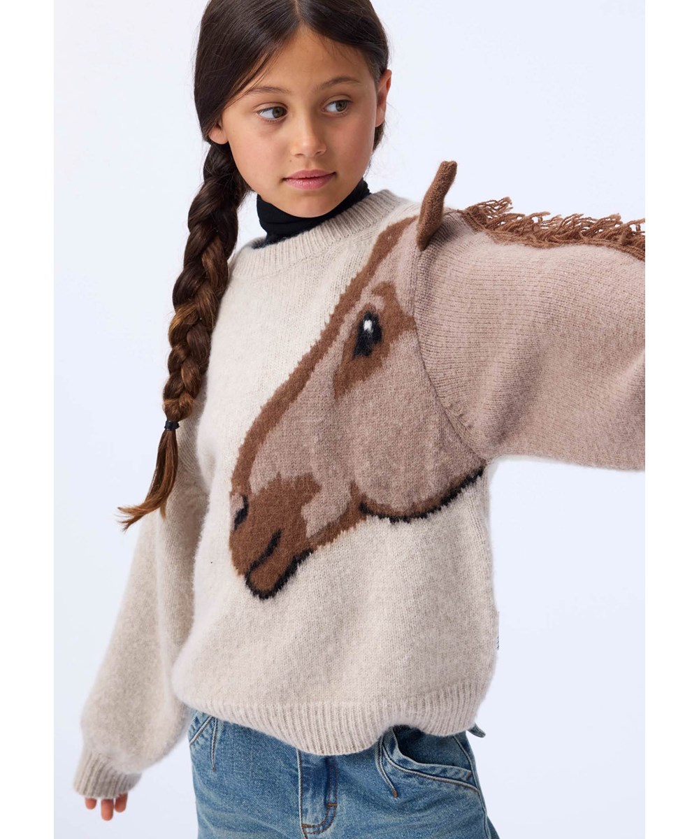 Gisela - Horse Knit - Brun strik til børn i uld med hestemotiv. 