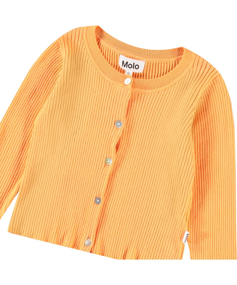 Giselle - Cantaloupe - Orange cardigan til børn i en blød økologisk bomuldsrib med perlemors knapper.