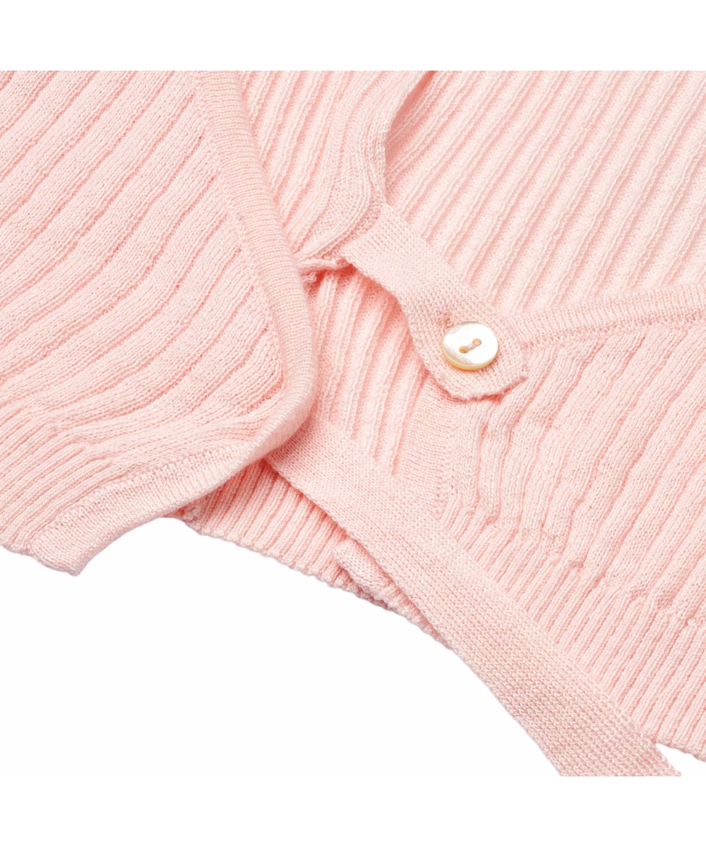 Gitte - Charlotte Pink - Lyserød slå om cardigan til børn i en blød strækbar ribstrik. Cardiganen er tætsiddende med bindebånd og knap i siden