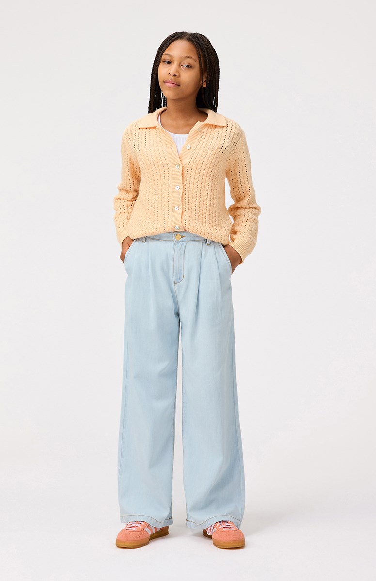 Gwendolyn - Pale Melon - Strikket orange cardigan til børn i blødt økologisk bomuld med perlemors knapper.