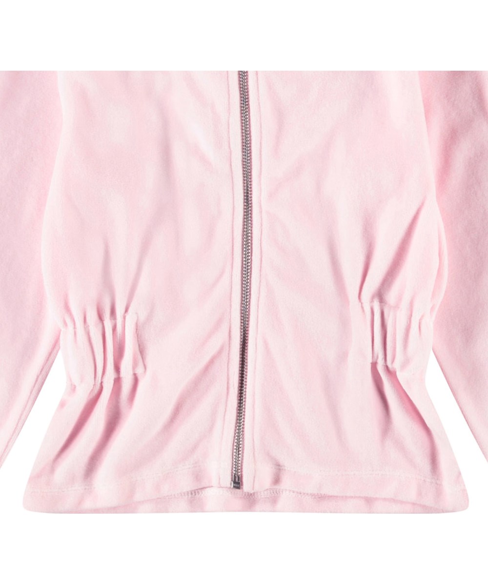 Madge - Charlotte Pink - Lyserød velour cardigan til børn med hætte, ribkanter omkring ærmerne samt en bred elastik i taljen.
