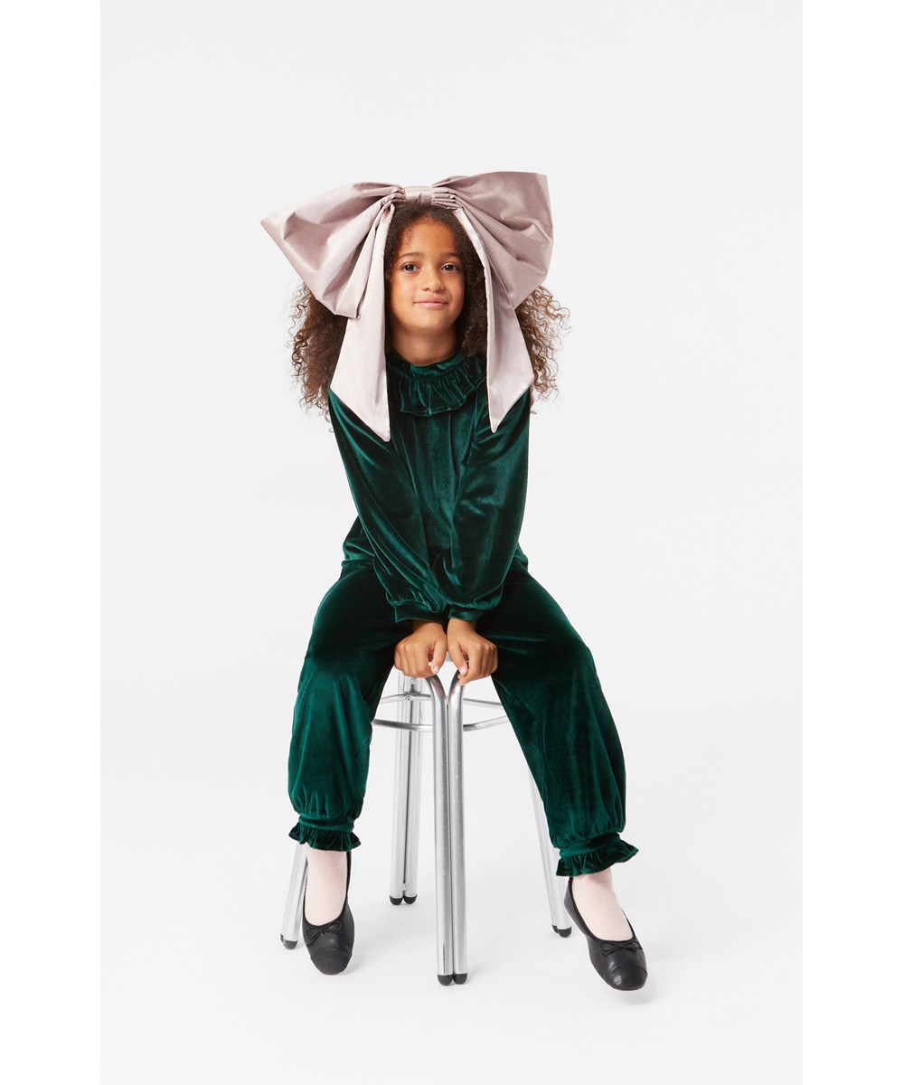 Maggie - Aventurine - Blød grøn velour bluse med flæsekrave