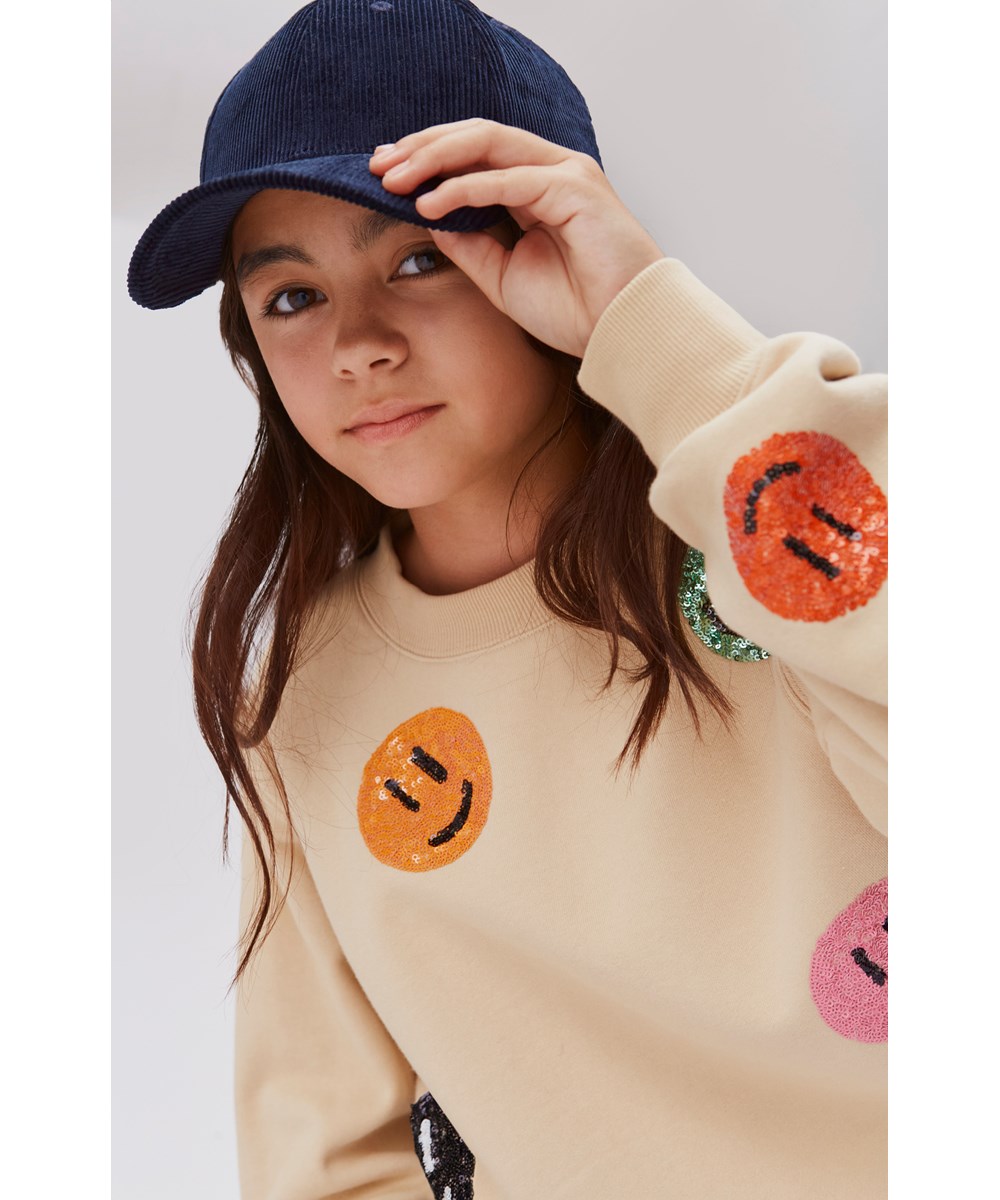 Marge - Starlight - Lysegul sweatshirt med paliet smileyer