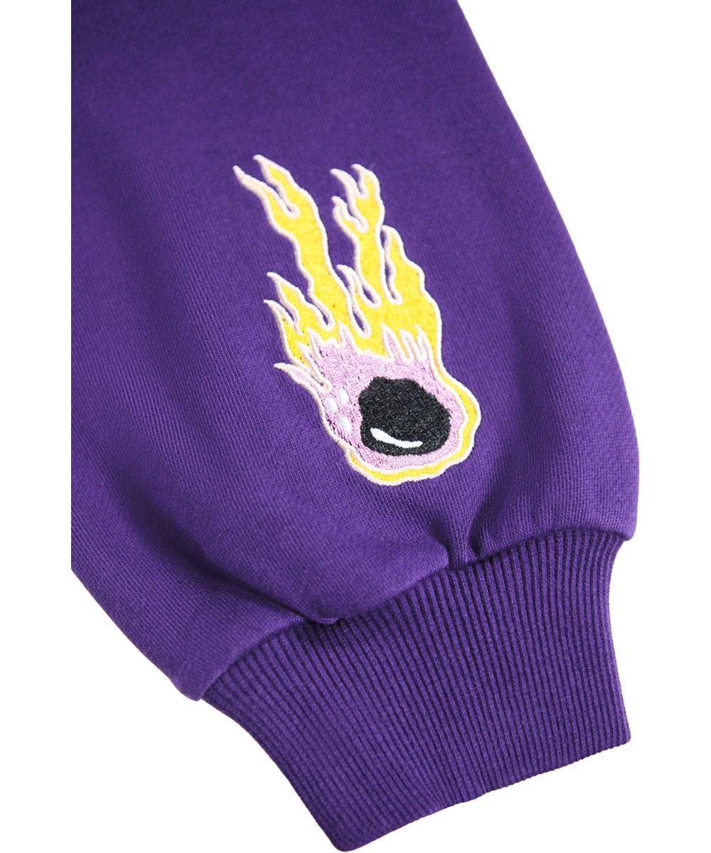 Marika - Sparkle Space - Lilla sweatshirt til børn i økologisk bomuld med broderi af rummet. 
