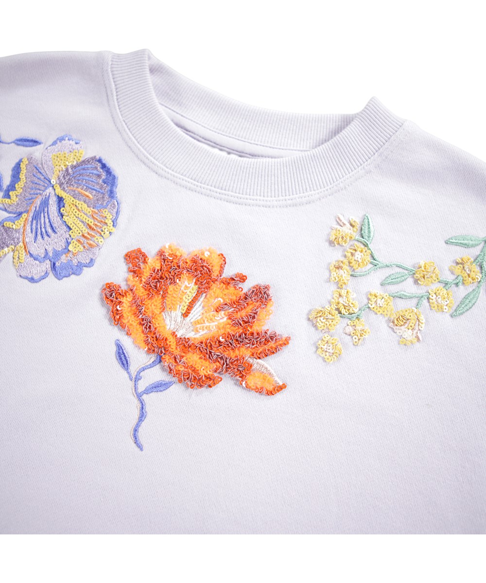 Marika - Thistle - Lyslilla sweatshirt til børn i økologisk bomuld med blomsterbroderi og pailletter.