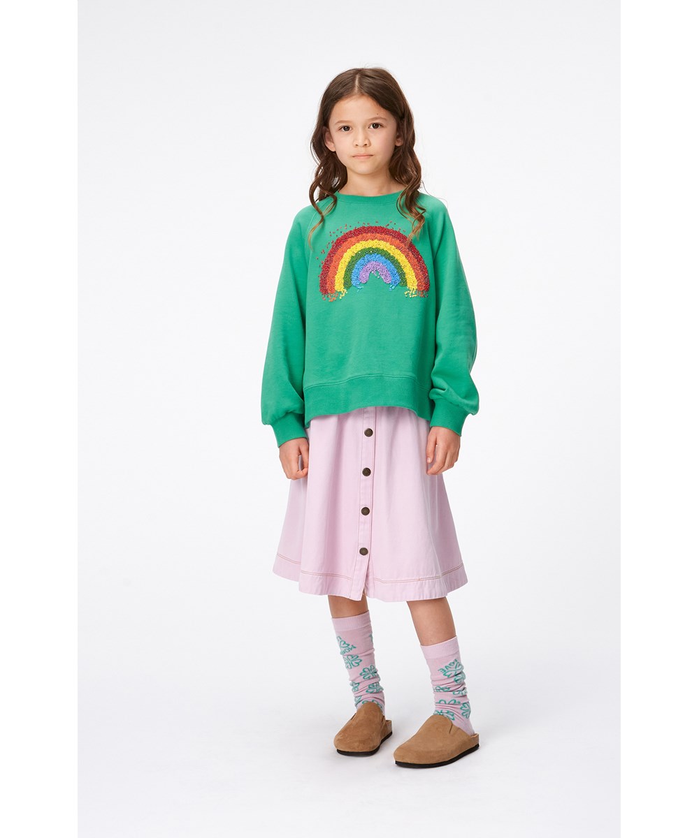 Marilee - Chalk Green - Grøn sweatshirt i økologisk bomuld med et paillet-broderier af vores ikoniske regnbue foran.