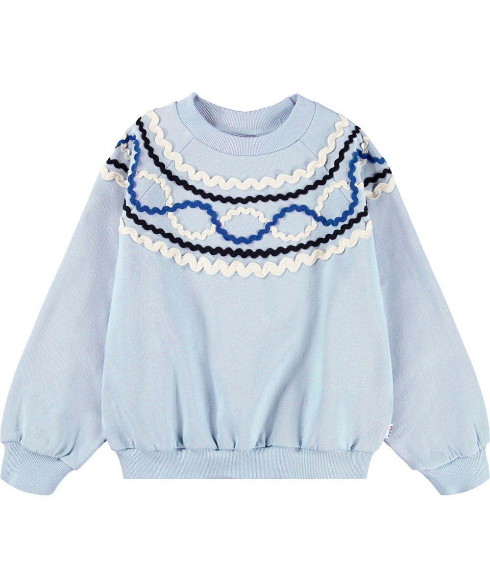 Marilyn - Blue Moon - Lyseblå sweatshirt til børn i økologisk bomuld med farvestrålende mønster af påsyede bånd.