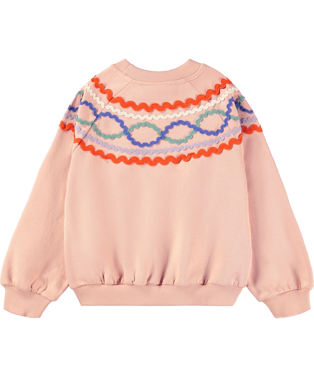 Marilyn - Rose Cloud - Rosa sweatshirt til børn i økologisk bomuld med farvestrålende mønster af påsyede bånd.