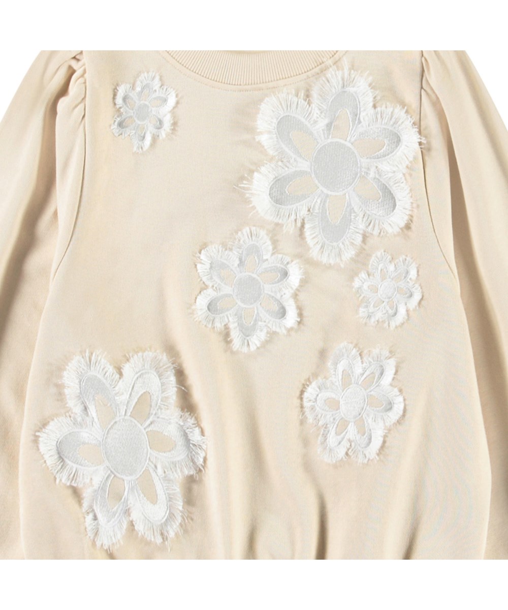 Mary - Brazilian Sand - Beige sweatshirt med blomsterbroderi til børn i blødt økologisk bomuld med ribkanter ved hals, ærmer og i bunden af blusen.