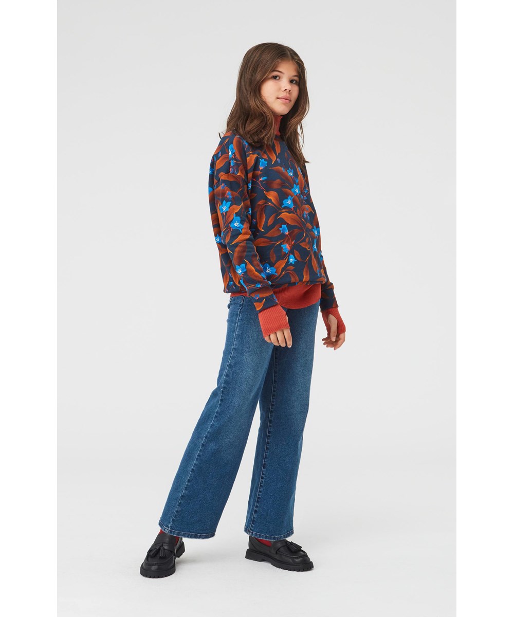 Maxi - Night Bloom_Big - Økologisk mørk sweatshirt med blå blomster